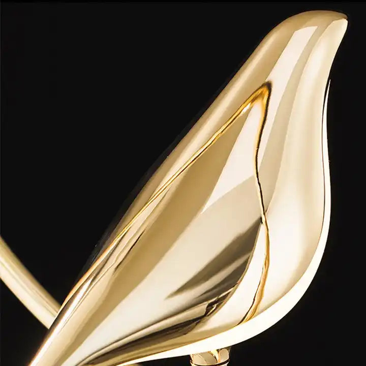 Oiseau d'or dans une lampe suspendue de luxe