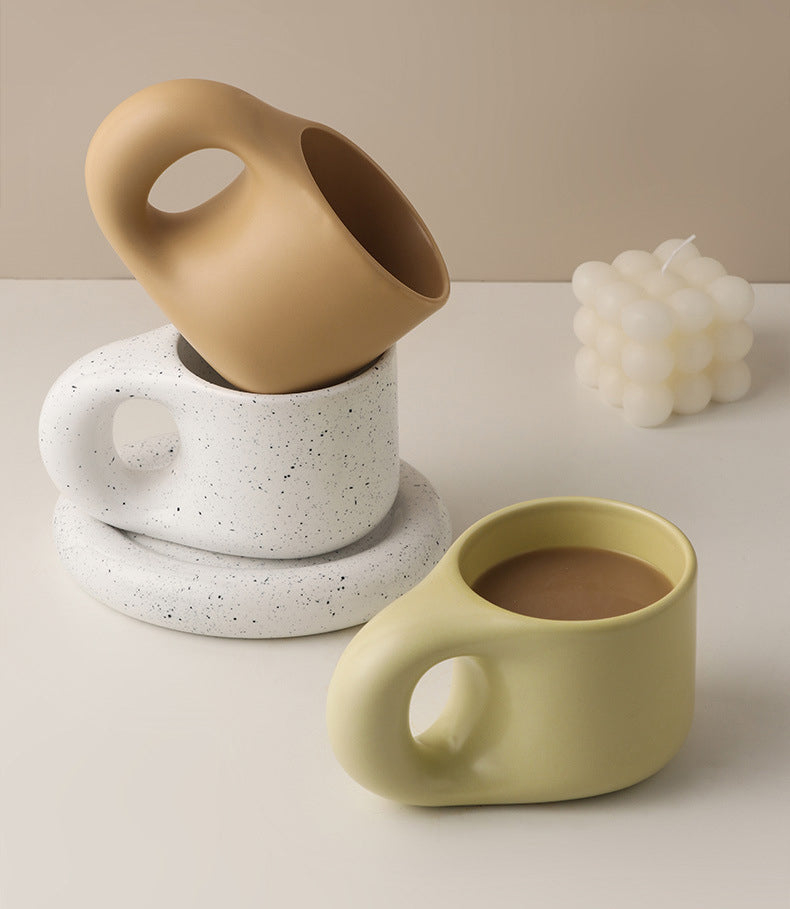Élégance Intemporelle - Ensemble de Tasse et Soucoupe en Porcelaine Minimaliste