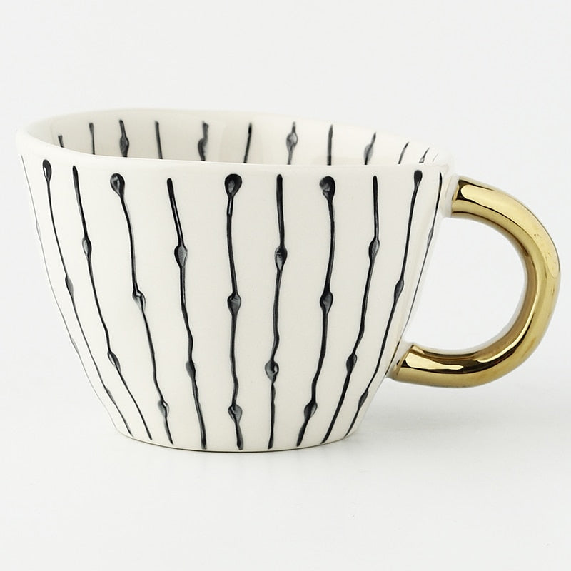 Tasse avec motif géométrique abstrait et anse dorée