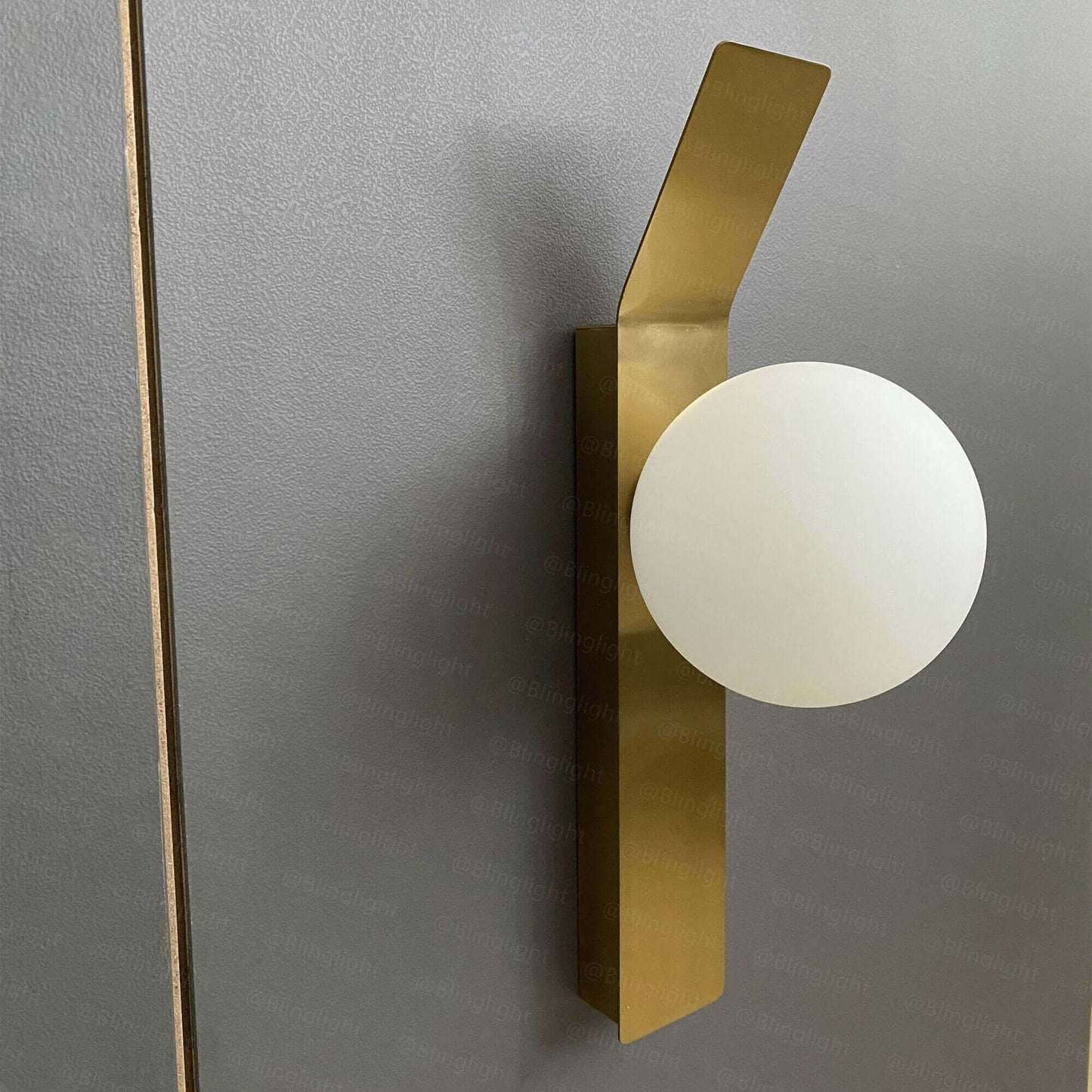 Applique murale contemporaine en or avec boule en verre