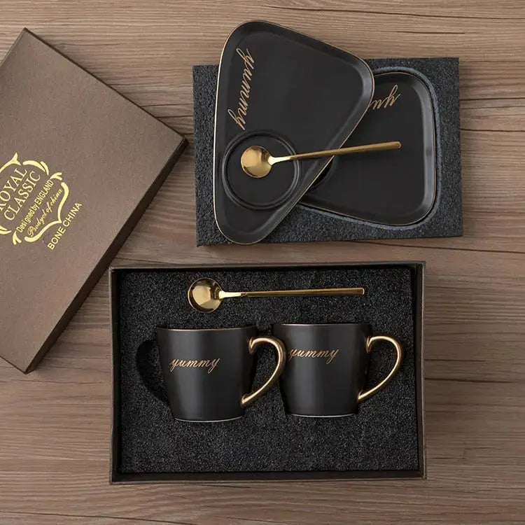 Tasse et soucoupe peintes à la main