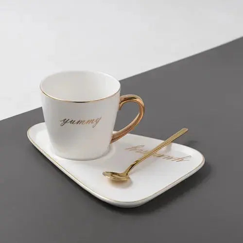 Tasse et soucoupe peintes à la main