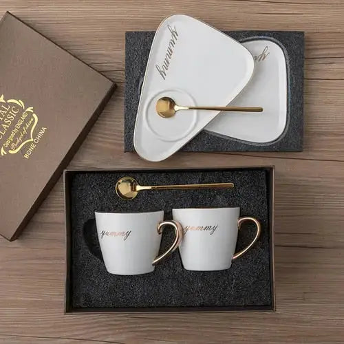 Tasse et soucoupe peintes à la main