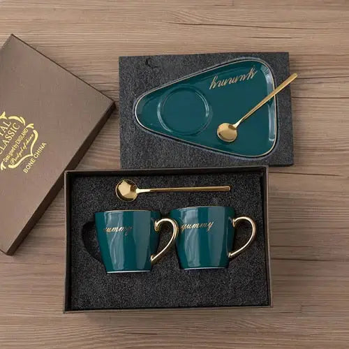 Tasse et soucoupe peintes à la main