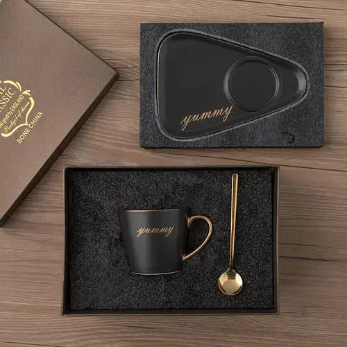 Tasse et soucoupe peintes à la main