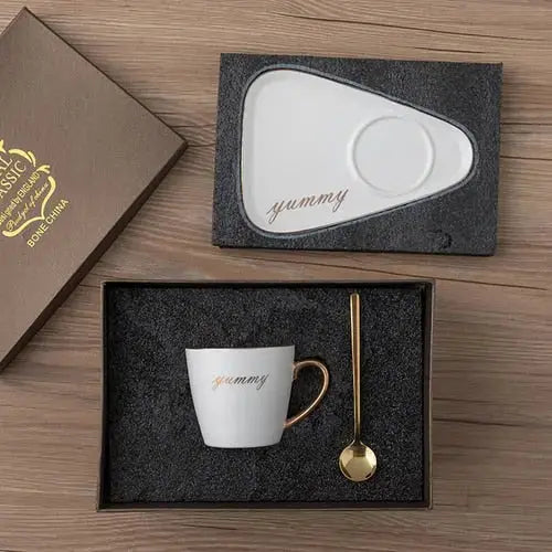 Tasse et soucoupe peintes à la main
