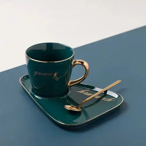 Tasse et soucoupe peintes à la main