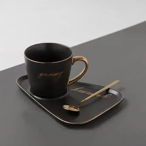 Tasse et soucoupe peintes à la main