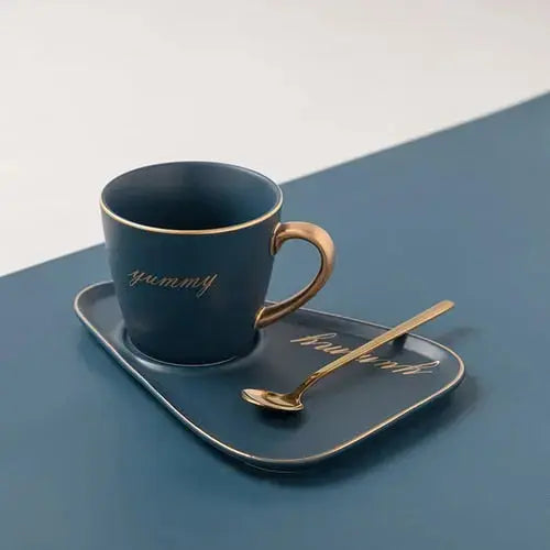 Tasse et soucoupe peintes à la main