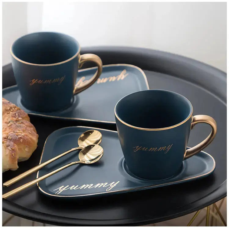 Tasse et soucoupe peintes à la main