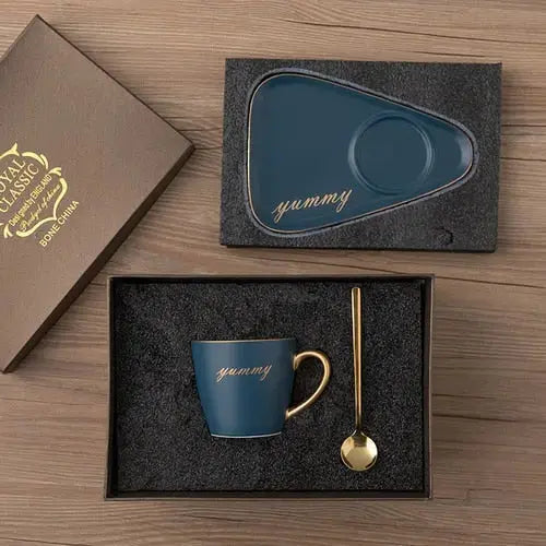 Tasse et soucoupe peintes à la main