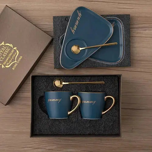 Tasse et soucoupe peintes à la main