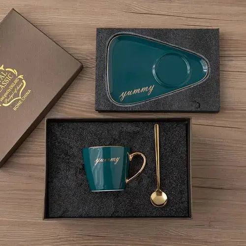 Tasse et soucoupe peintes à la main