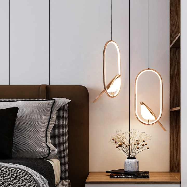 Oiseau d'or dans une lampe suspendue de luxe
