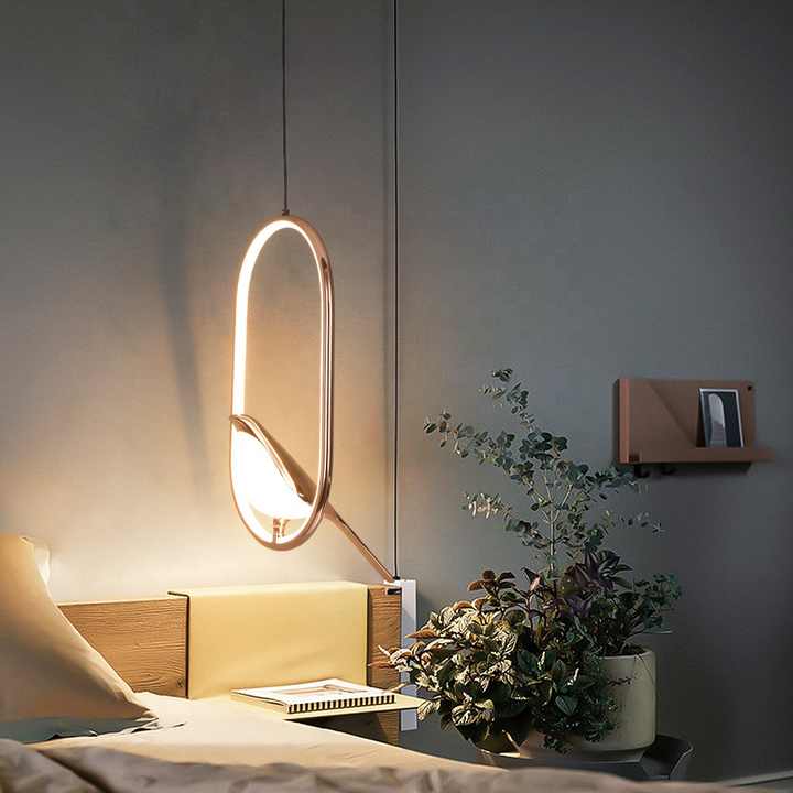 Oiseau d'or dans une lampe suspendue de luxe
