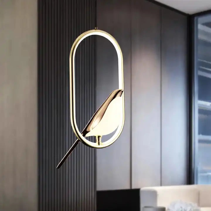 Oiseau d'or dans une lampe suspendue de luxe