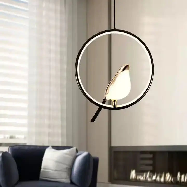 Oiseau d'or dans une lampe suspendue de luxe