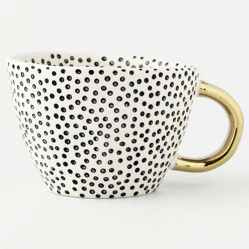 Tasse avec motif géométrique abstrait et anse dorée