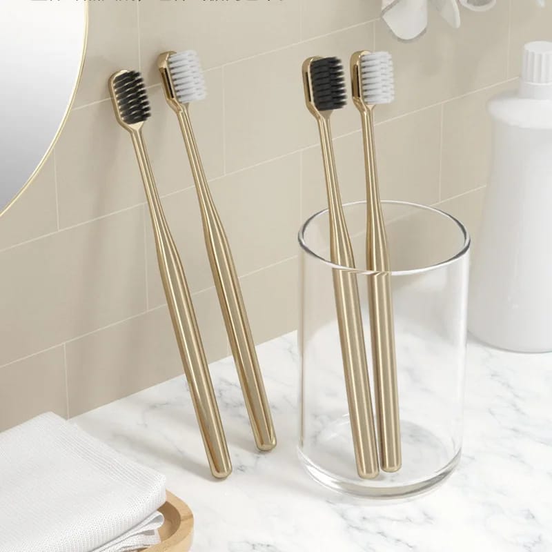 Brosse à dents en charbon de bambou doré
