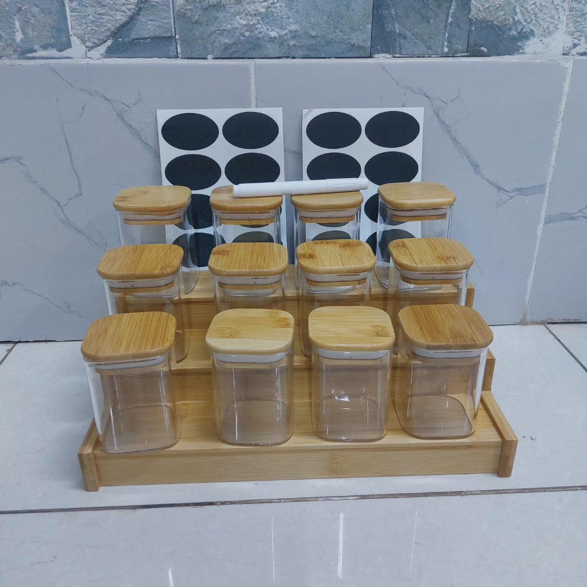 Ensemble de 12 bocaux à épices en verre carré avec un support en bambou en bois