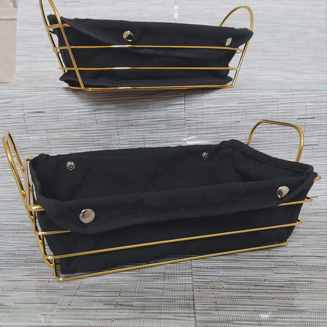 Panier de rangement en tissu noir avec cadre en or