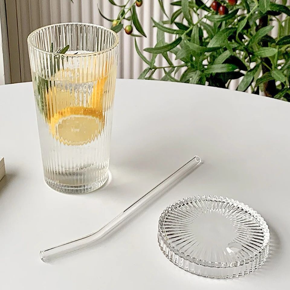 Tasse en verre avec couvercle et paille