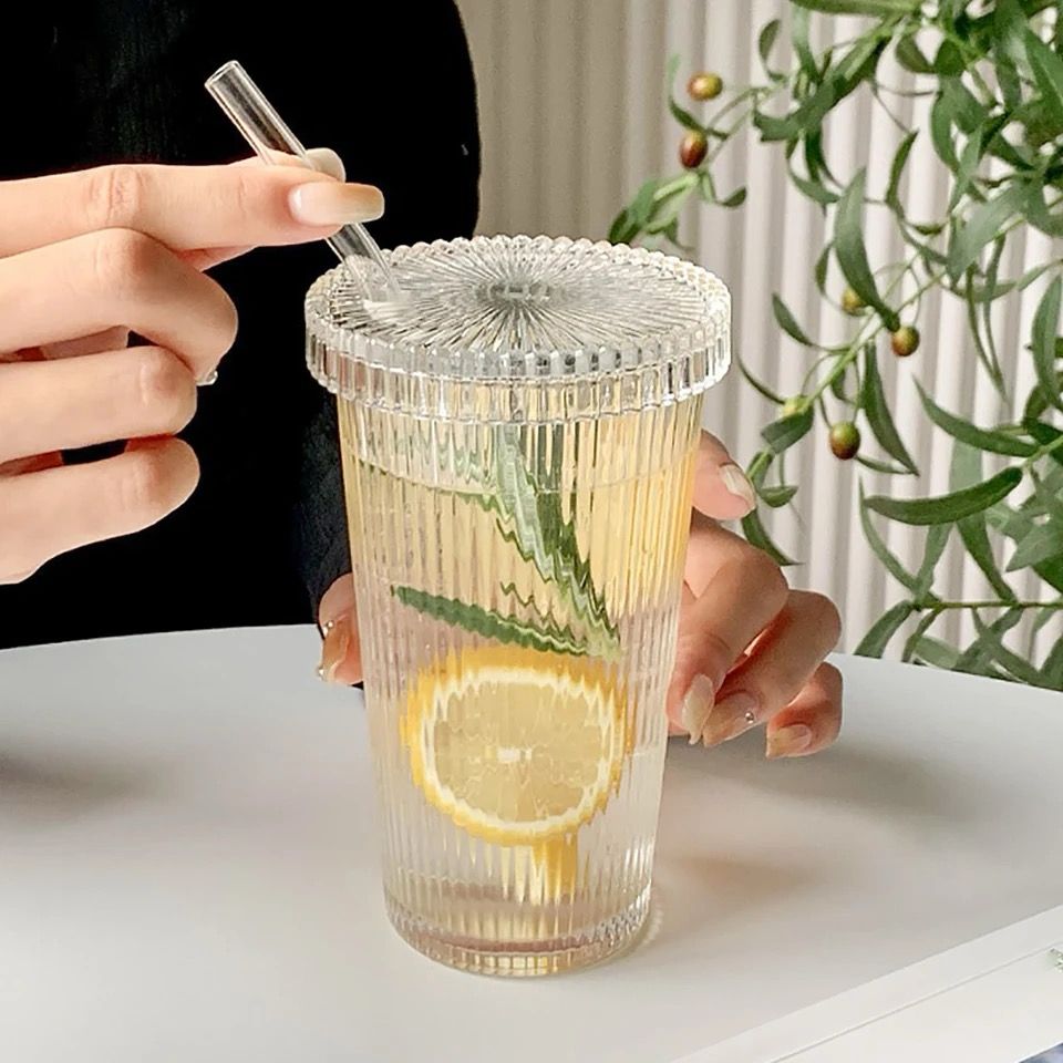 Tasse en verre avec couvercle et paille
