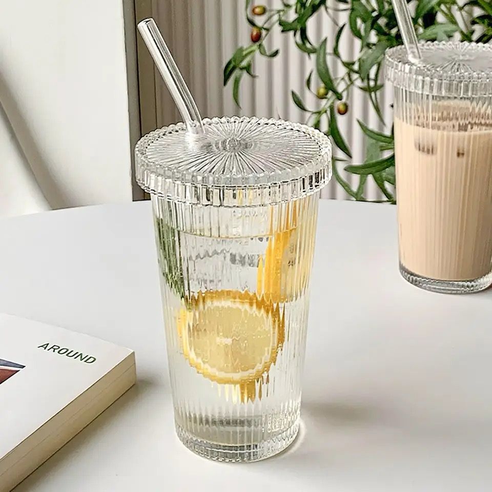 Tasse en verre avec couvercle et paille