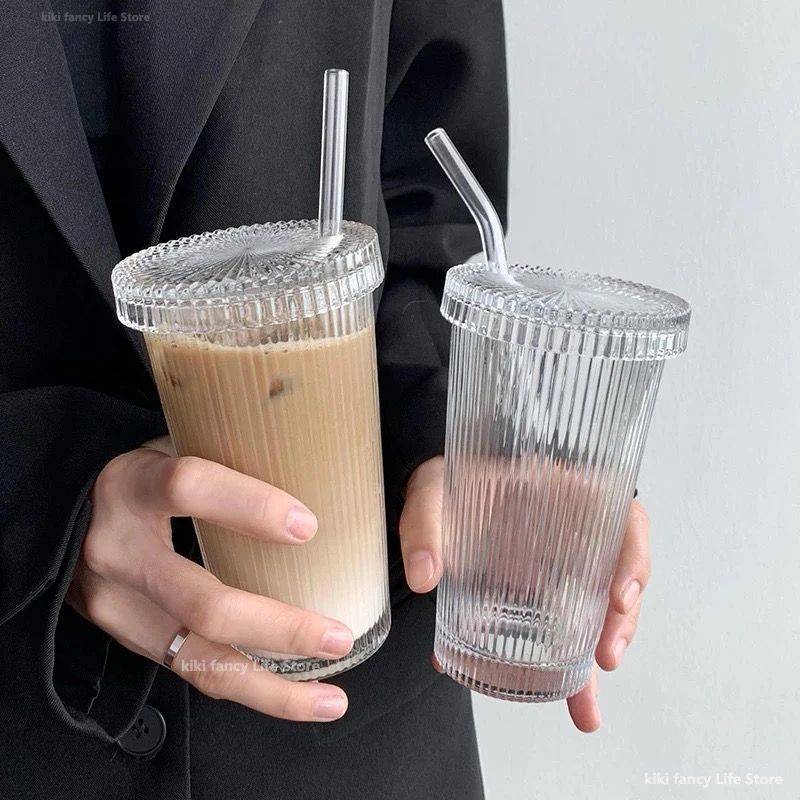 Tasse en verre avec couvercle et paille
