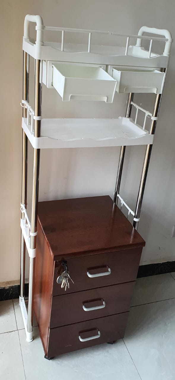 Au-dessus du porte-toilettes avec étagères