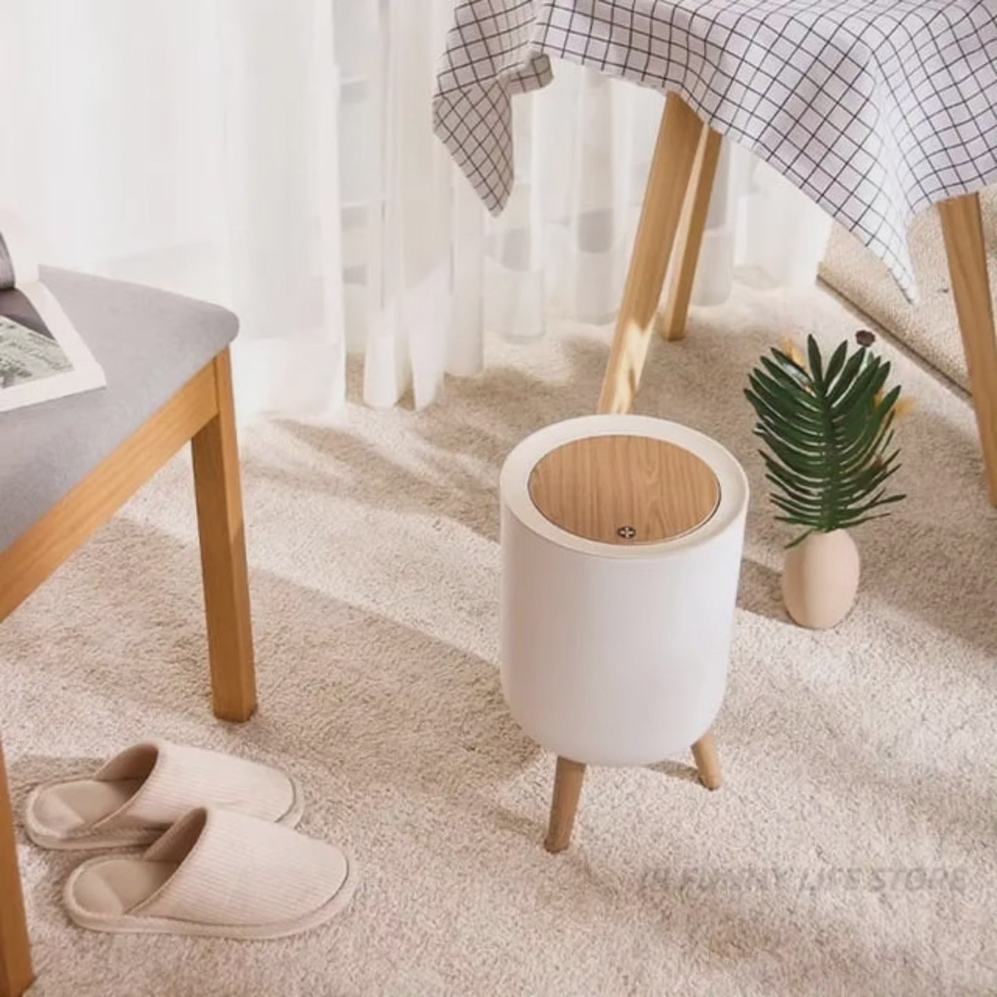 Conteneur à déchets avec couvercle en bois grain