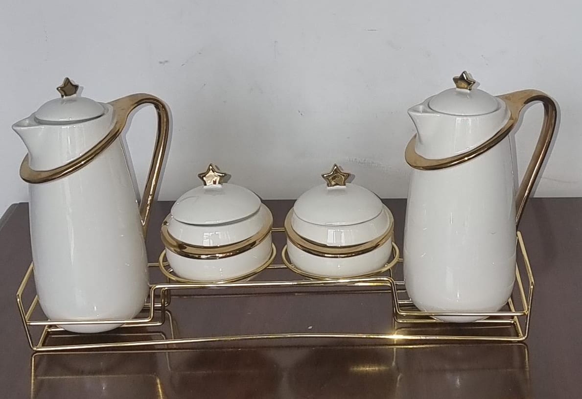 Set de 7 pièces en céramique dorée (2 carafes 840ml ; 2 sucriers 220ml ; couvercles hermétiques)