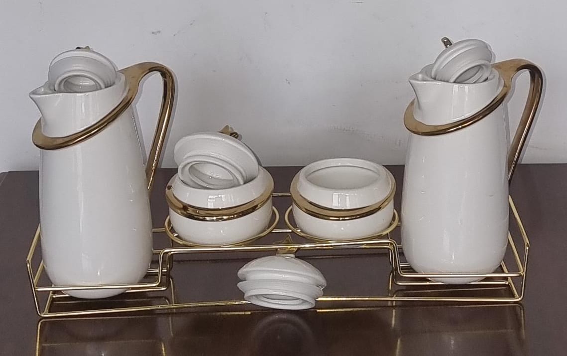 Set de 7 pièces en céramique dorée (2 carafes 840ml ; 2 sucriers 220ml ; couvercles hermétiques)
