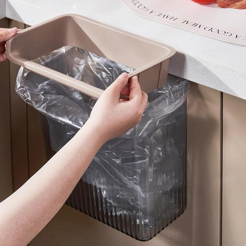 Porte de placard de cuisine sous évier poubelle