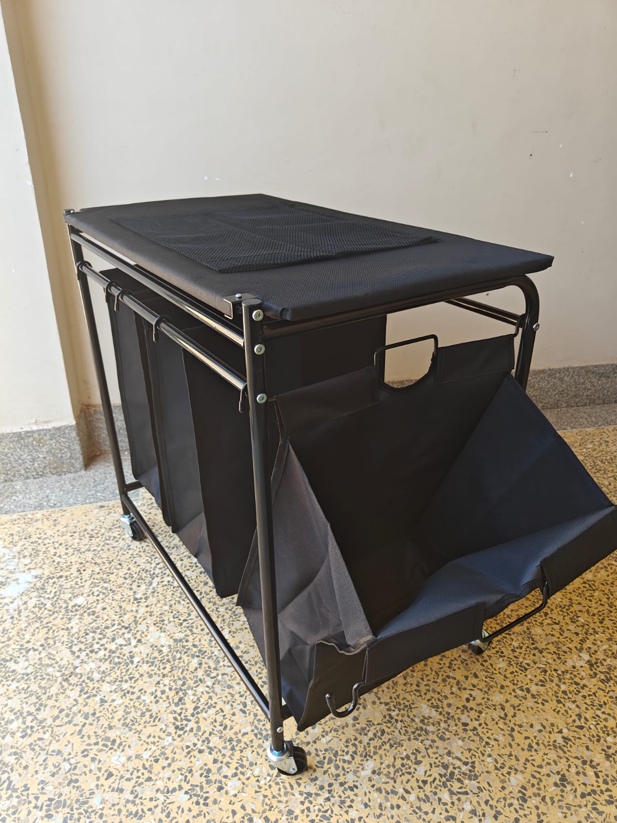 Panier à linge à 3 compartiments avec roues verrouillables et planche à repasser