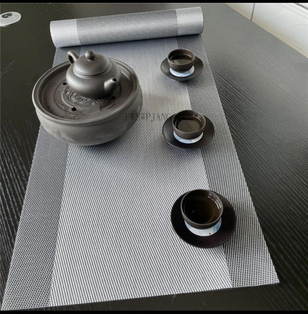 6 pièces de sous-verres en PVC plus un chemin de table