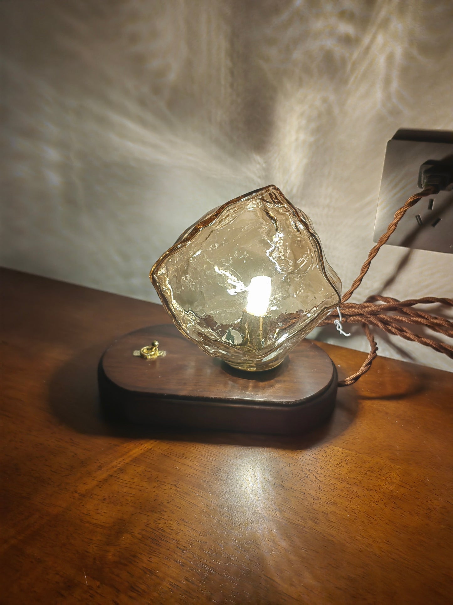 Floroux – Lampe de table givrée élégante pour la convivialité