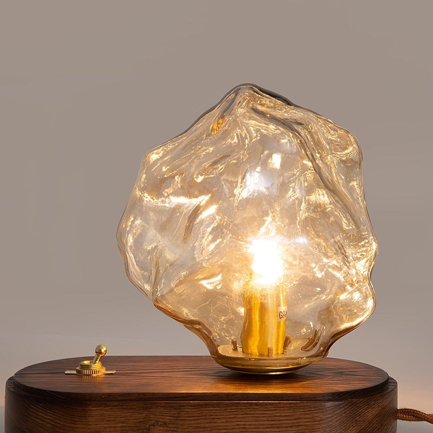 Floroux – Lampe de table givrée élégante pour la convivialité