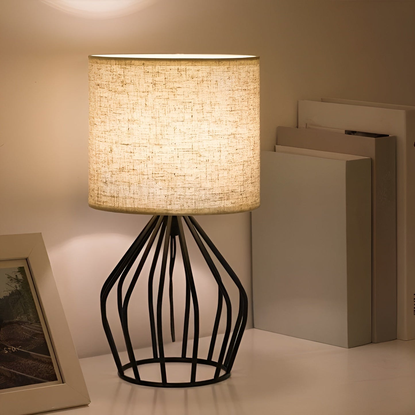 Lampe de table élégante avec abat-jour en lin et pied en métal – Éclairage parfait