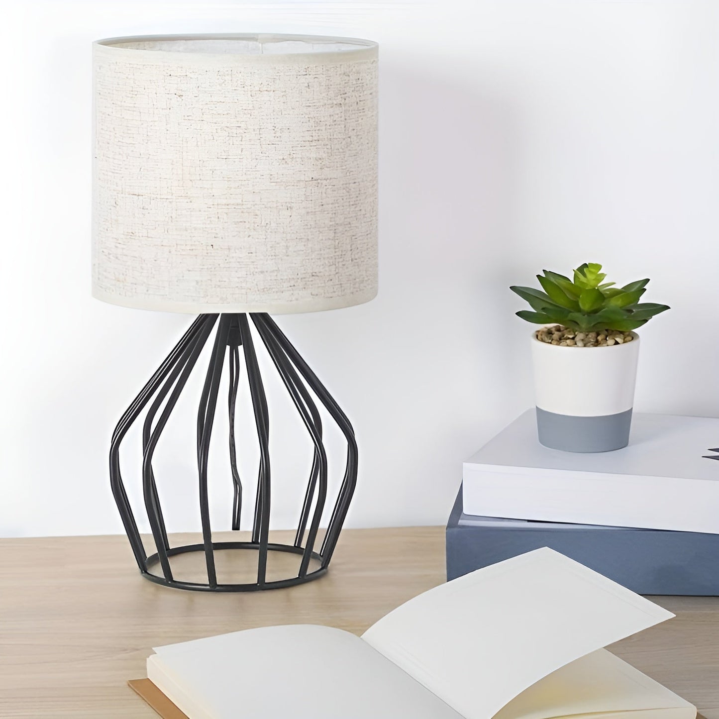 Lampe de table élégante avec abat-jour en lin et pied en métal – Éclairage parfait
