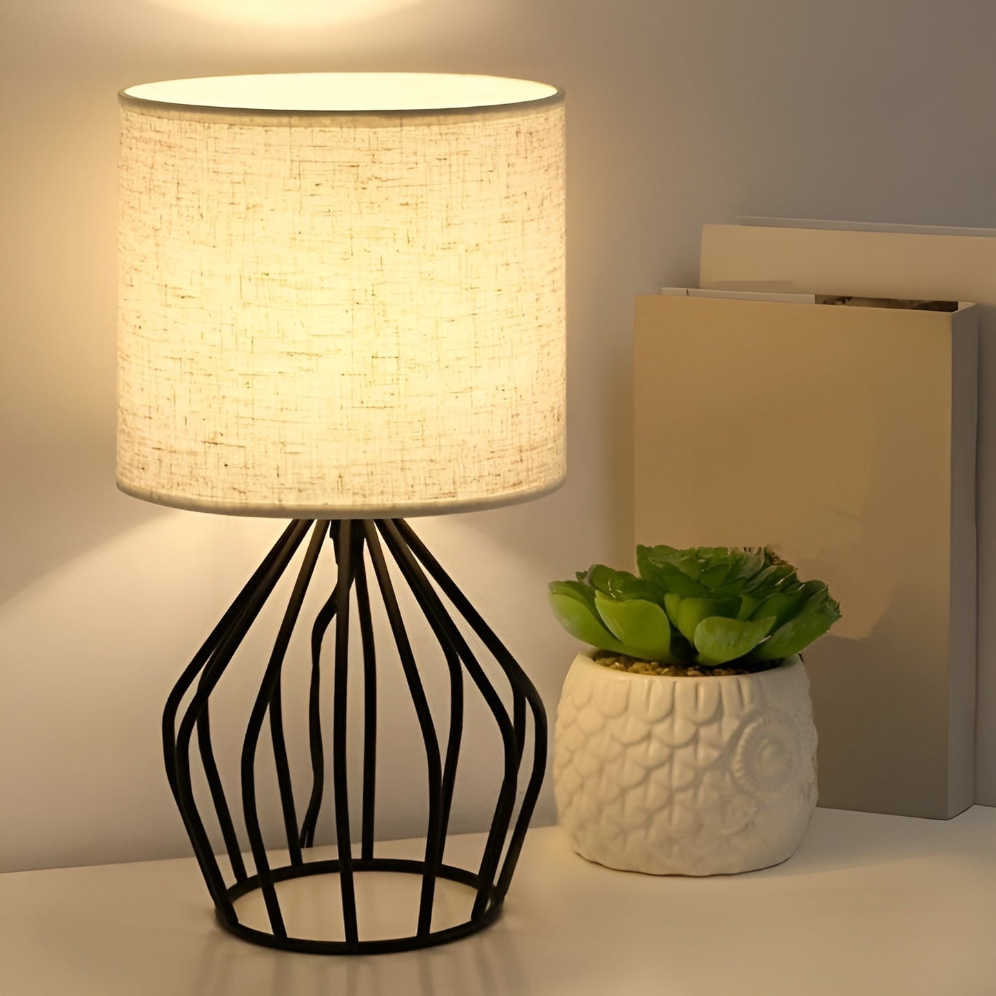 Lampe de table élégante avec abat-jour en lin et pied en métal – Éclairage parfait