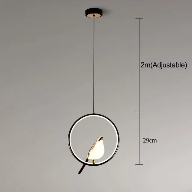 Oiseau d'or dans une lampe suspendue de luxe