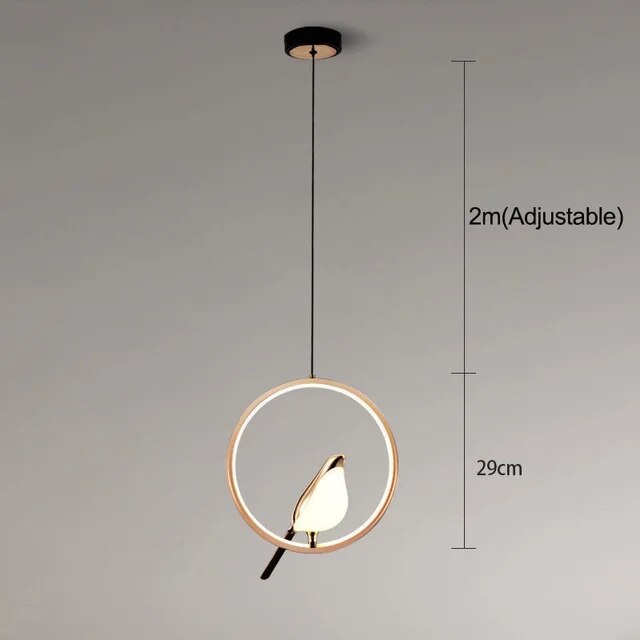 Oiseau d'or dans une lampe suspendue de luxe
