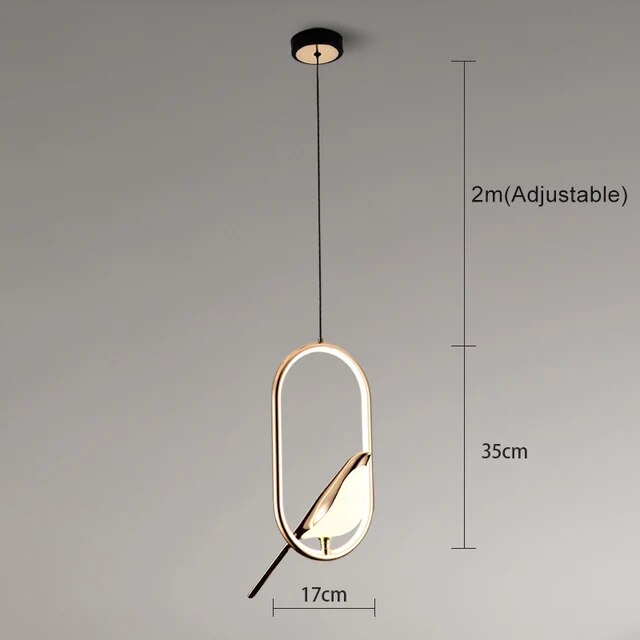 Oiseau d'or dans une lampe suspendue de luxe