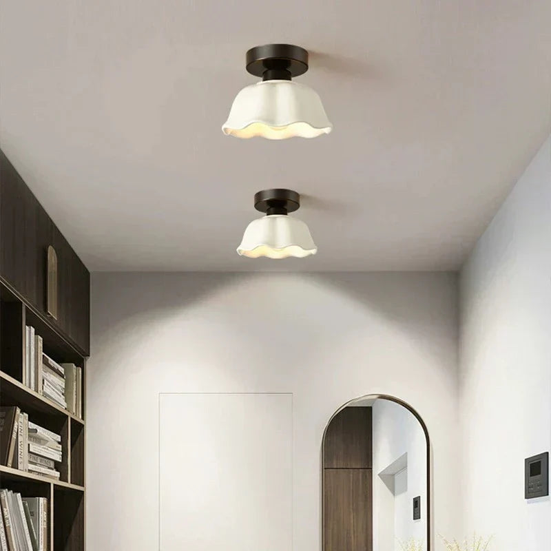 SphèreLumi – Luminaire Élégant en Verre et Céramique