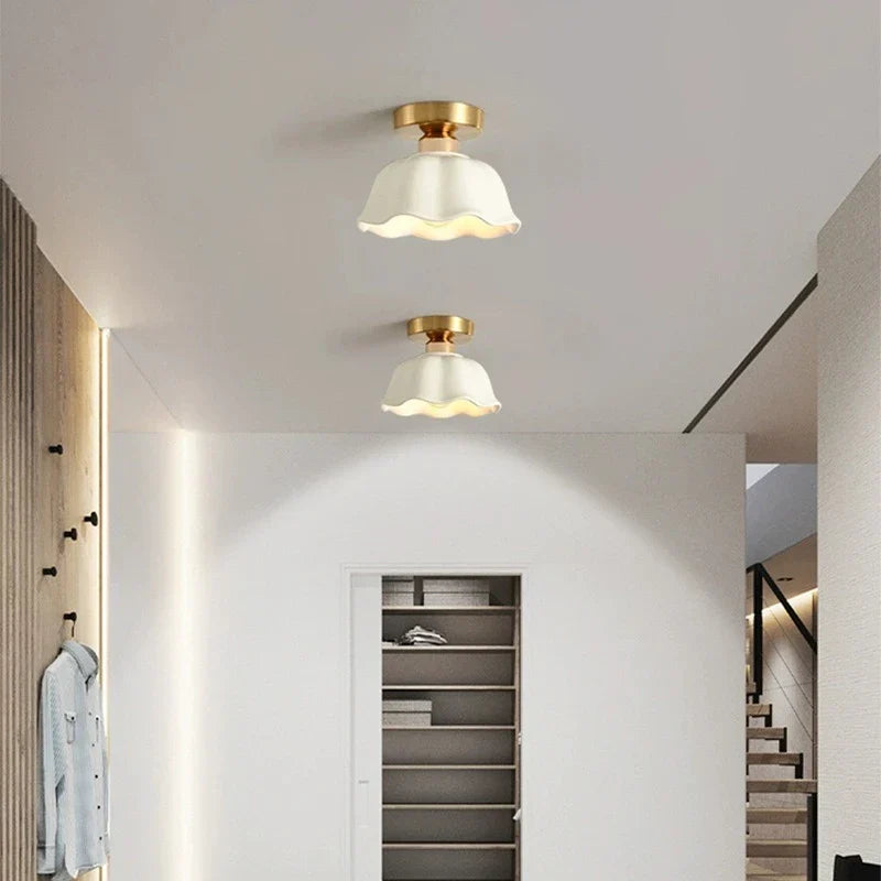 SphèreLumi – Luminaire Élégant en Verre et Céramique