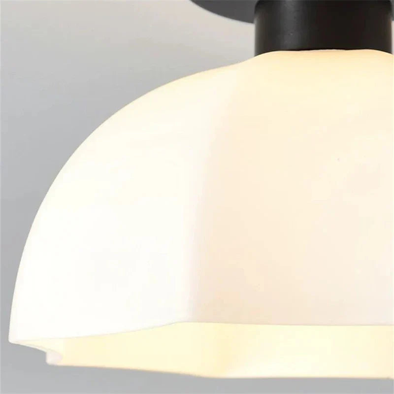 SphèreLumi – Luminaire Élégant en Verre et Céramique