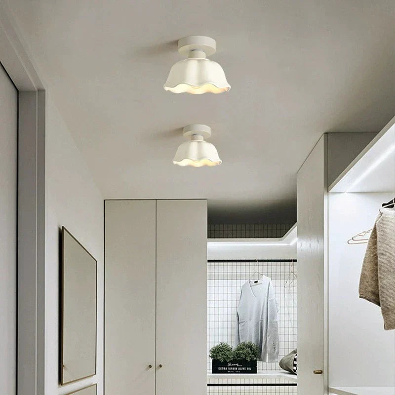 SphèreLumi – Luminaire Élégant en Verre et Céramique