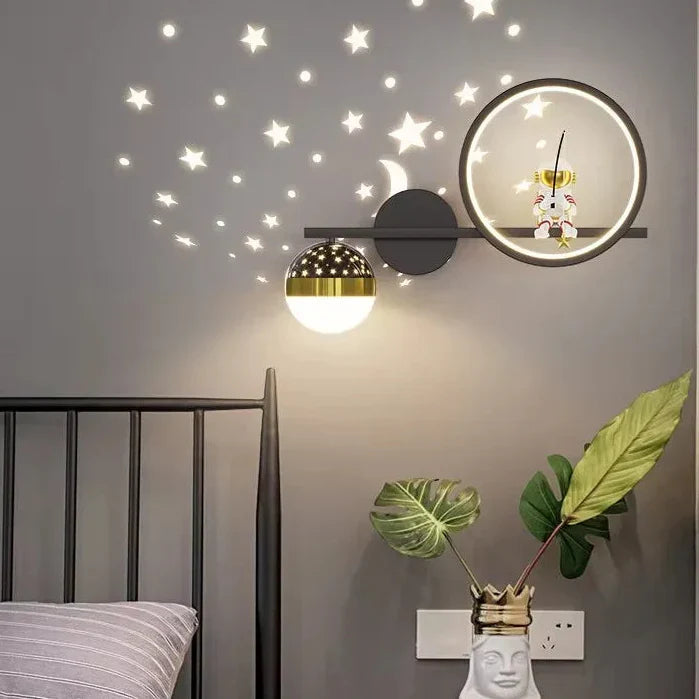 Décoration intérieure projecteur d'étoiles applique murale LED corps en métal style spatial applique lumineuse en résine astronaute chambre d'enfants moderne lustres