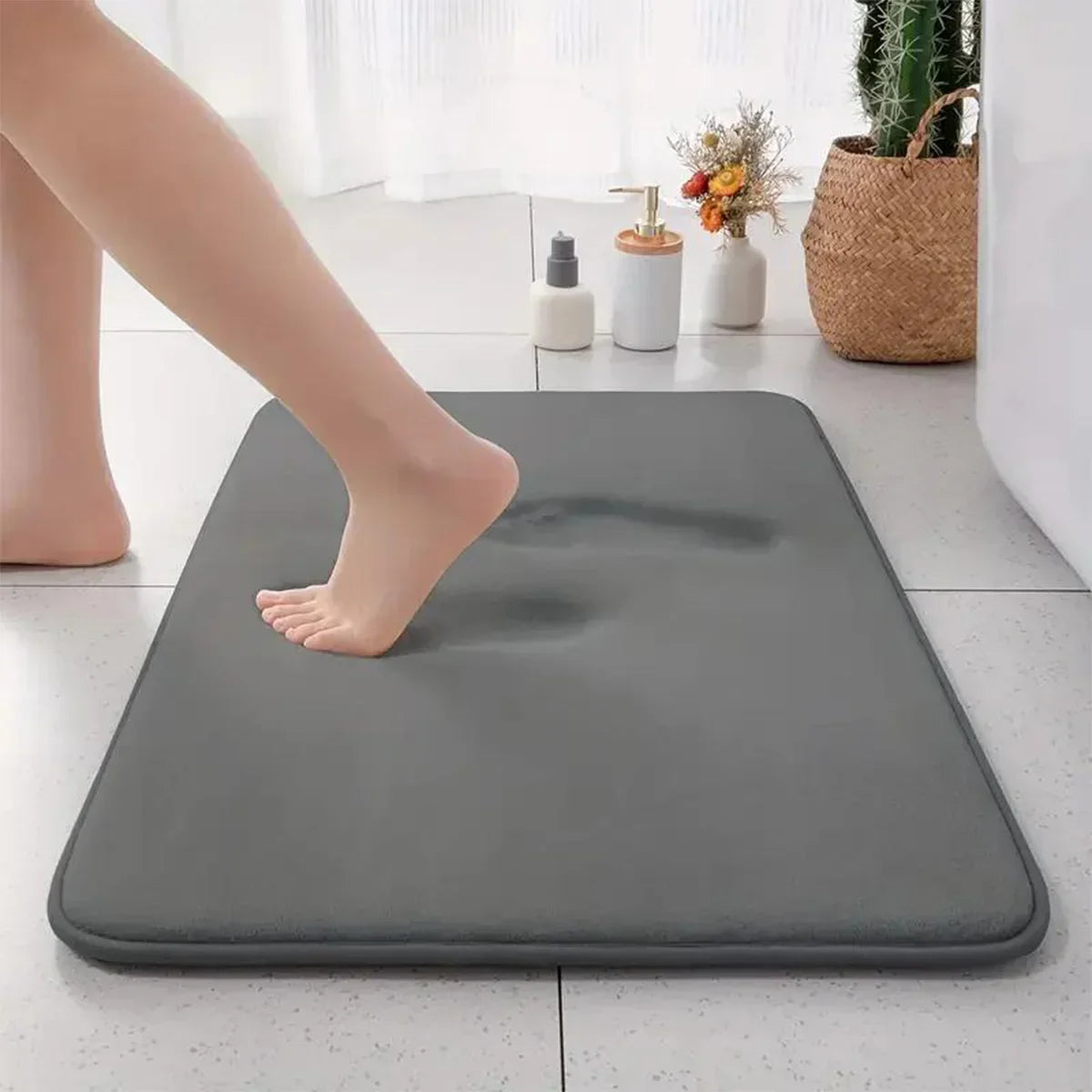 Tapis de bain en flanelle épais et absorbant - Tapis de porte antidérapant de couleur unie pour l'entrée de la salle de bain